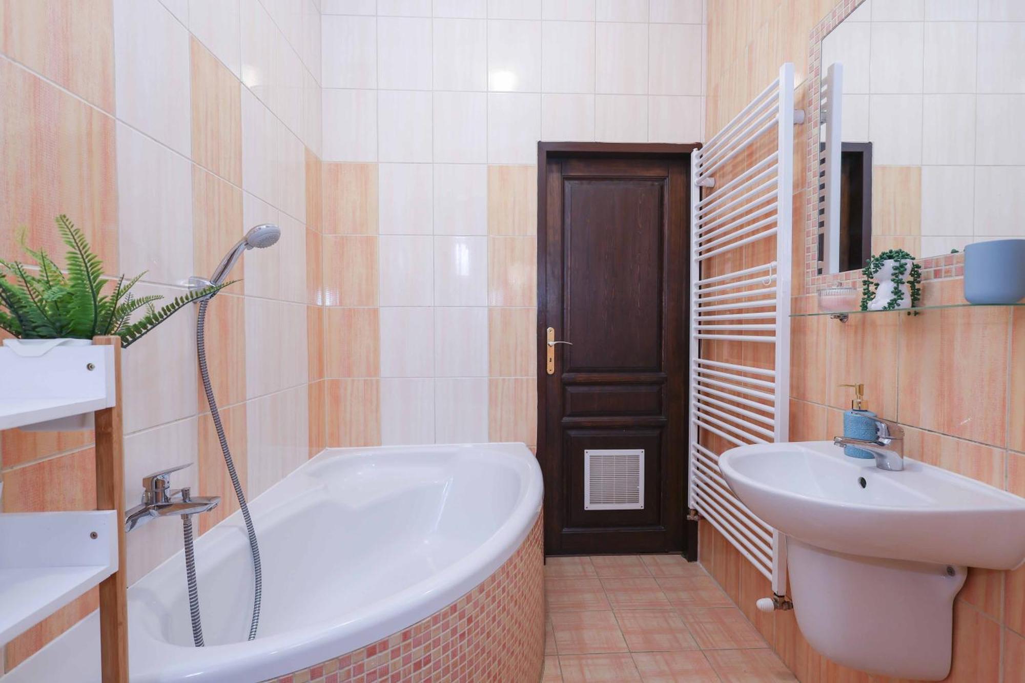 Cozy & Spacious Family Stay Near Train Station Bratislava Esterno foto